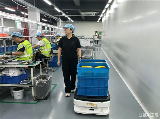 塑料工厂天金冈AGV机器人