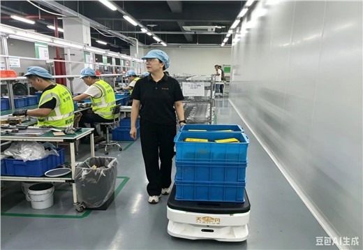 天金冈潜伏式AGV机器人，满足洁净车间无尘物料转运核心需求