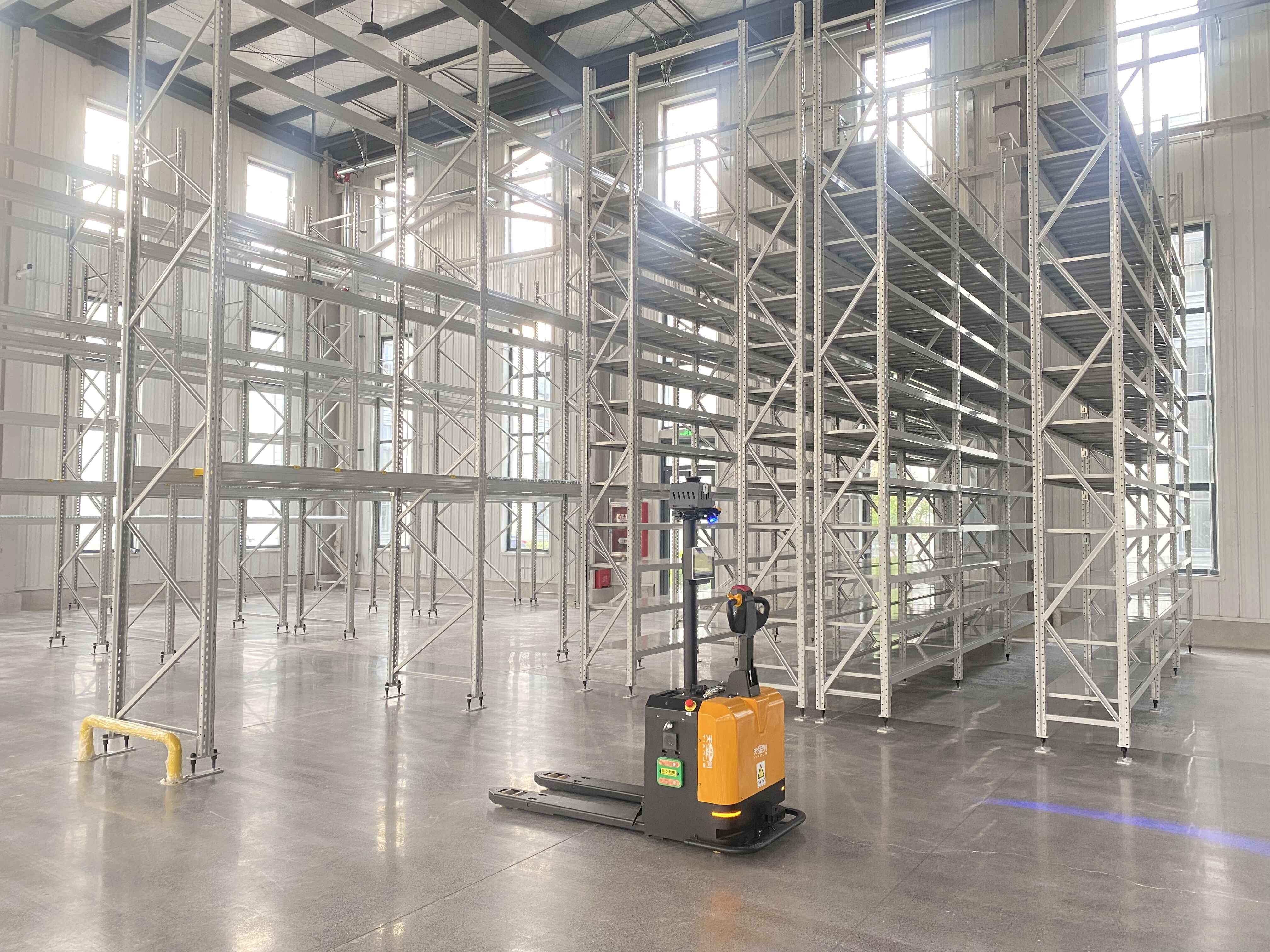 化肥企业高效搬运新选择！天金冈AGV搬运叉车破解重负难题