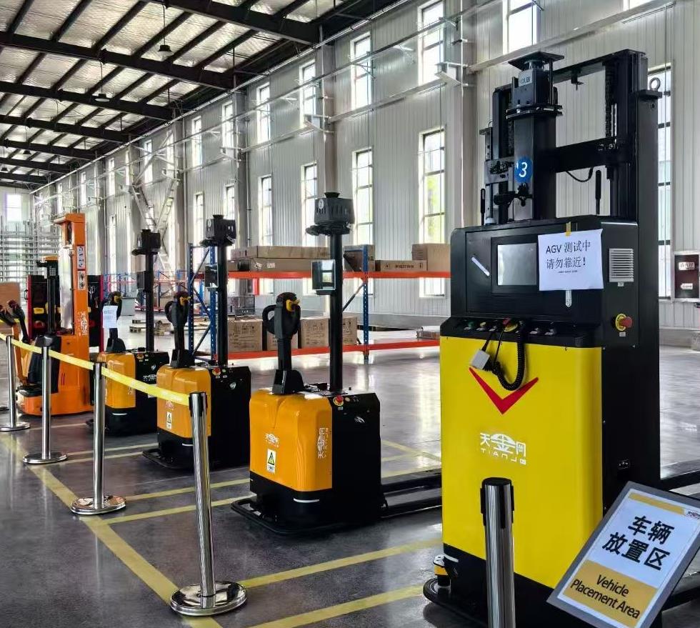 电池行业精密转运！天金冈智能AGV机器人守护电芯安全